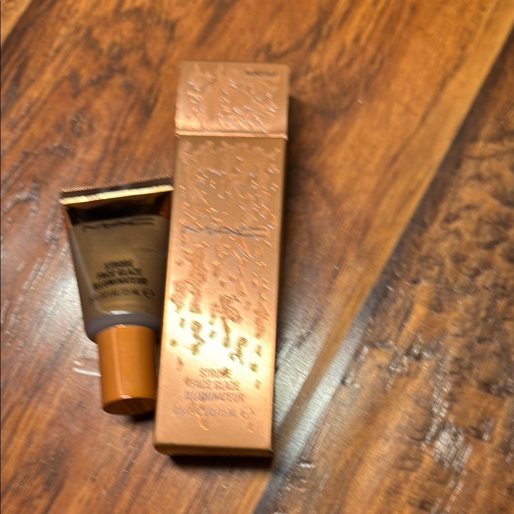 MAC Strobe face glaze illuminator n Bronzeiour. New in box